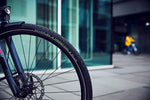 SCHWALBE - 700C MARATHON E-PLUS E-BIKE TYRE BEING USED IN THE CITY